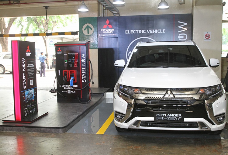 MITSUBISHI MOTORS DIRIKAN FASILITAS PENGISIAN DAYA CEPAT DI PUSAT PERBELANJAAN PLAZA SENAYAN